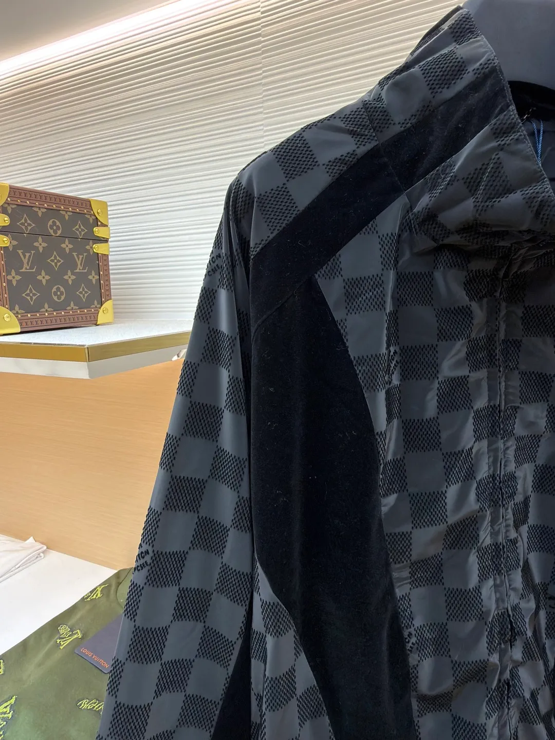 LOUIS VUITTON Checkerboard flocked jacket ●Original version: Purchased and developed by 23613 ●Item number: 1681046-B95 ●Fabric: flocked matte fabric ●Technology: jacquard production ●Version: fitted version ●Weight: about 475 grams ●Size: 46-48-50-52 ●Description: Made of flocked matte Damier pattern integrated into Marque L.Vuitton Déposée Logo, velvet ribbons with rich texture levels, the overall routing is straight and delicate, the fabrics are comfortable and soft, and the colors are consistent with no color difference. It can be matched with the same style to create a fashionable look and control various occasions. Customized accessories, complete with three labels, same style for men and women!